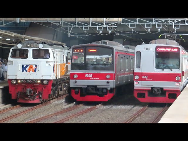 Nonton Kereta Api KRL Commuter Line di Stasiun Manggarai : Kereta Argo, KRL JR 205, TM 6000, CC 206 class=
