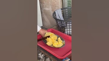 Master of the Pineapple Cut! This Indonesian Grandma is Simply Amazing!