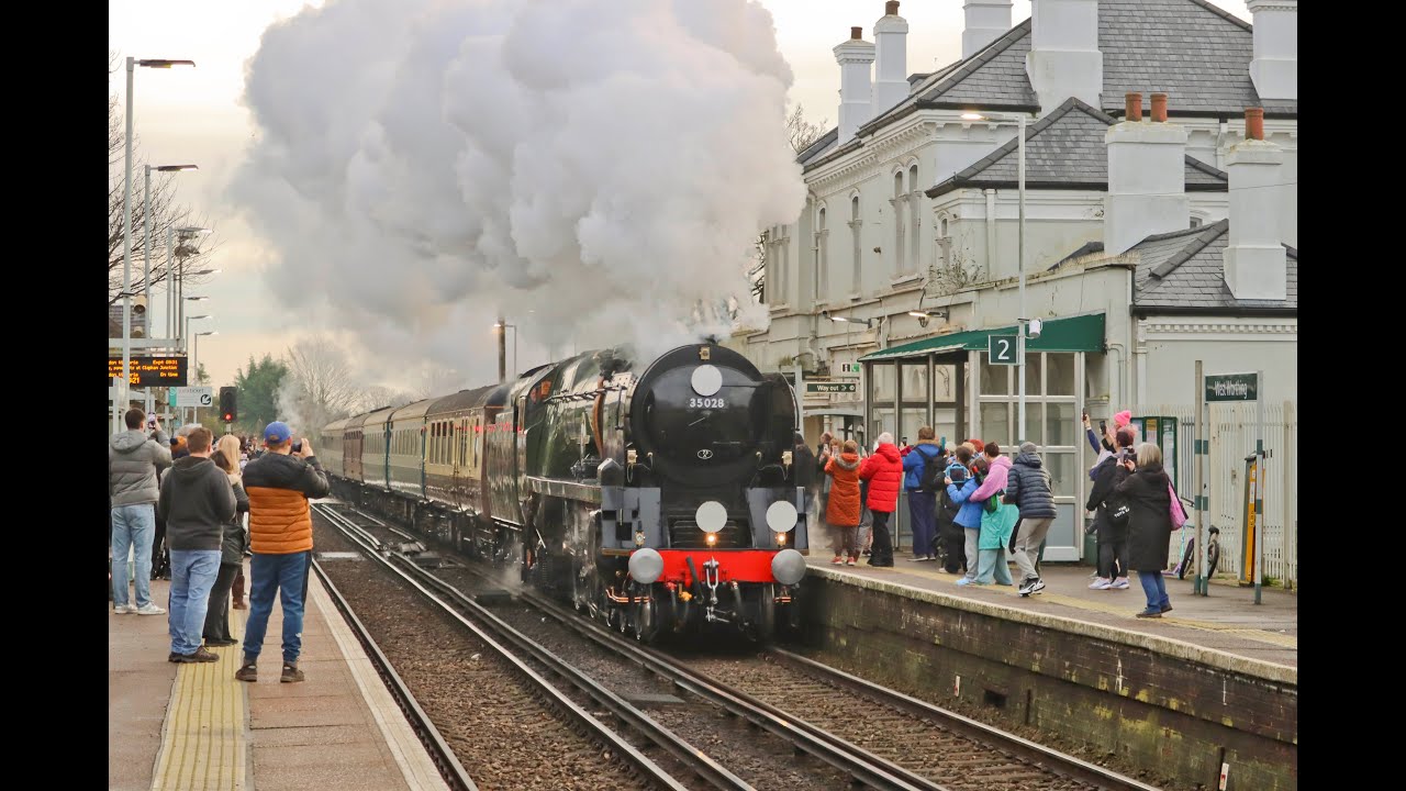 35028 'Clan Line' | Powers 'Bath & Bristol Christmas Express' along Sussex coastline - 14th Dec 2024