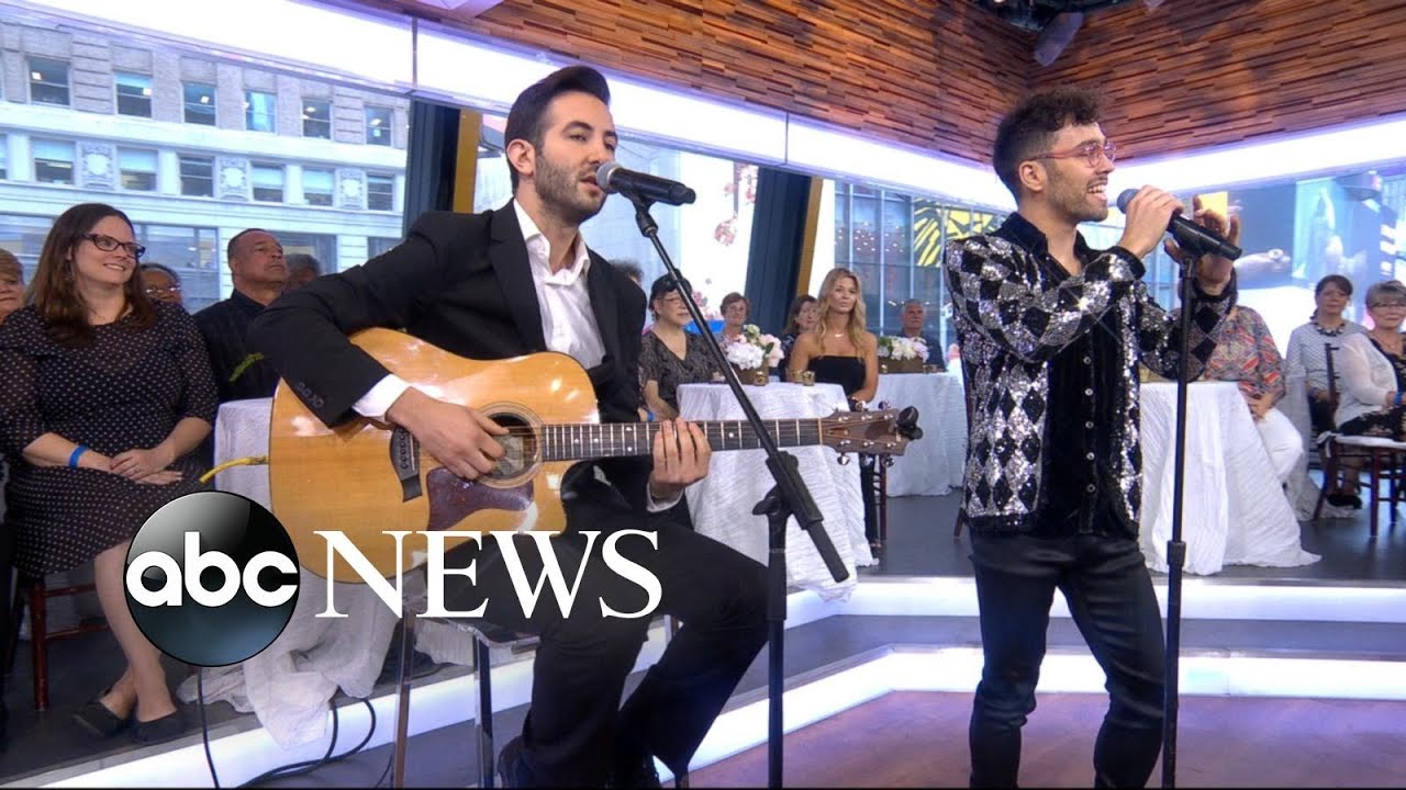 Max performs hit love song for couple's 1st dance song