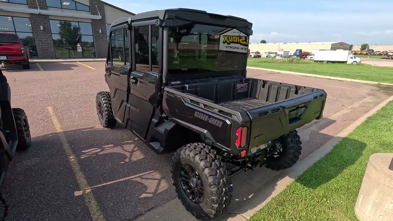 Can-Am Defender — эта красавица полностью чёрного цвета!