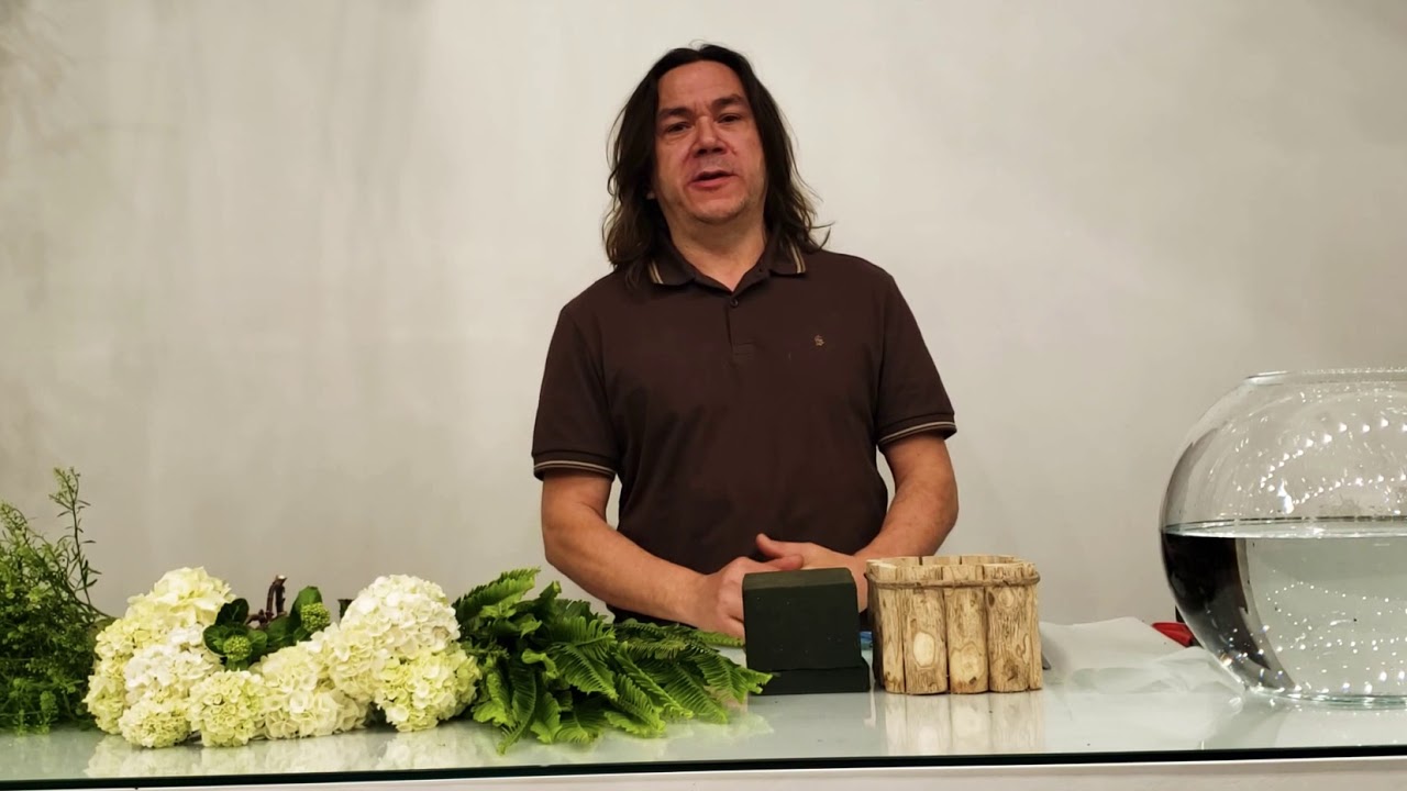 Aprenda como elaborar um arranjo simples com hortencias na espuma floral, Por Luis Evangelista.