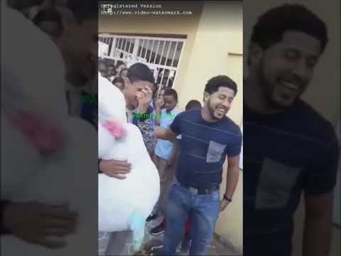 VIDEO: Hombre le lleva peluche y beso a su novio estudiante en plena escuela publica 