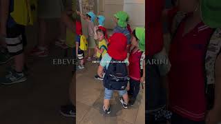 Bu ülkede çocuklar sarı şapkalar takıyor.