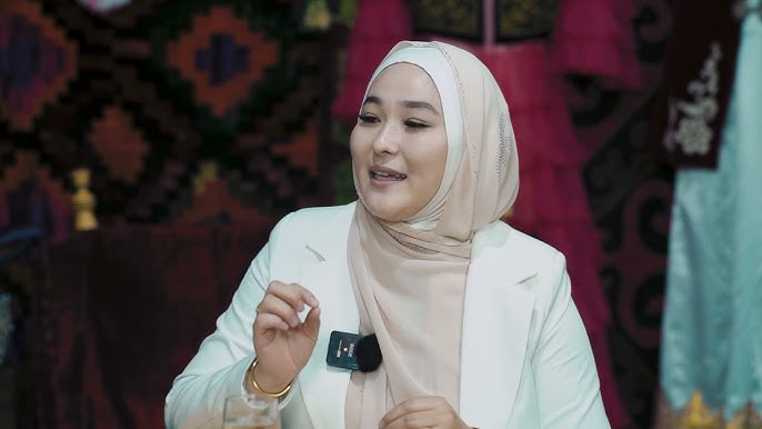 Жалаңаш қыз еңкейіп тұрған сурет