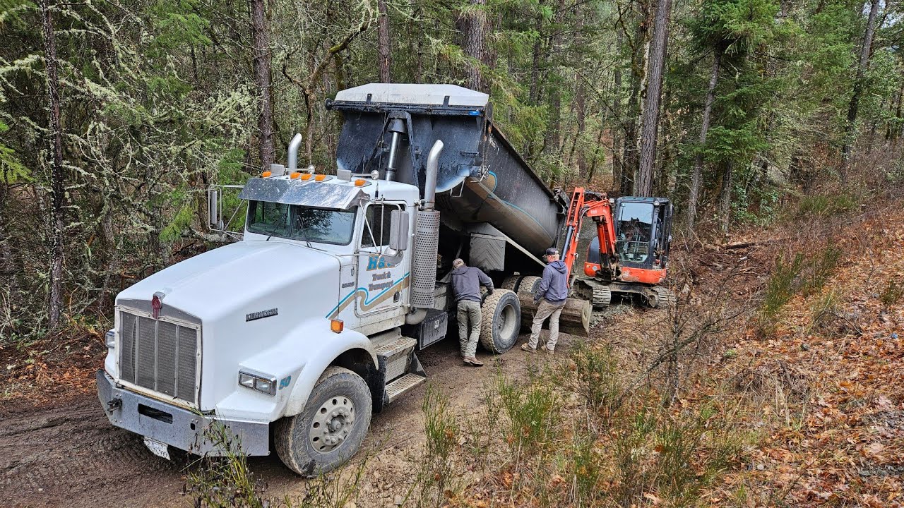 Сломанный грузовик и экскаватор Kubota KX 040 4