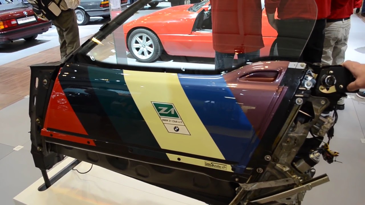 BMW Z1 - how the doors go up/down... into the car's body... - YouTube