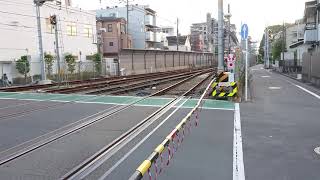 京急1000形1049編成神奈川新町駅踏切通過