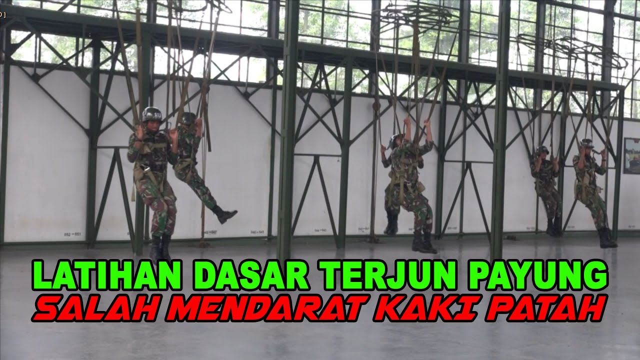 TARUNA AKMIL LATIHAN DASAR TERJUN PAYUNG.