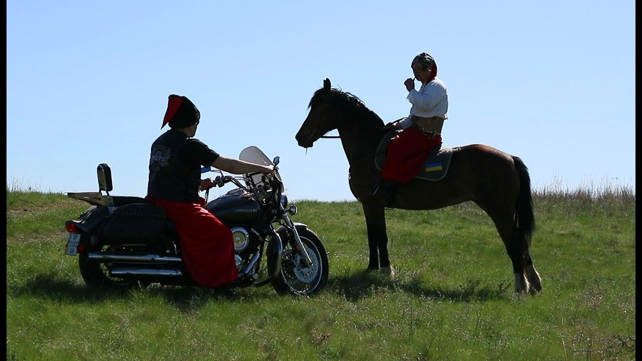 байкер на коне. немецкий солдат на лошади. мотоциклист на лошади. вестерн райдинг. мотоциклист на лошади.