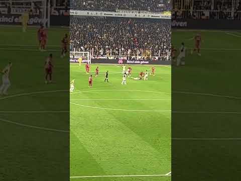 Tekmeye kafa sokuyor