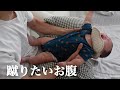 【赤ちゃんキック】ミルクが足りずにギャン泣きする息子の蹴りに耐えるパパ【ダブル育休】