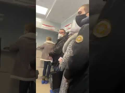 Трехэтажную очередь в поликлинике Волгограда сняли на видео