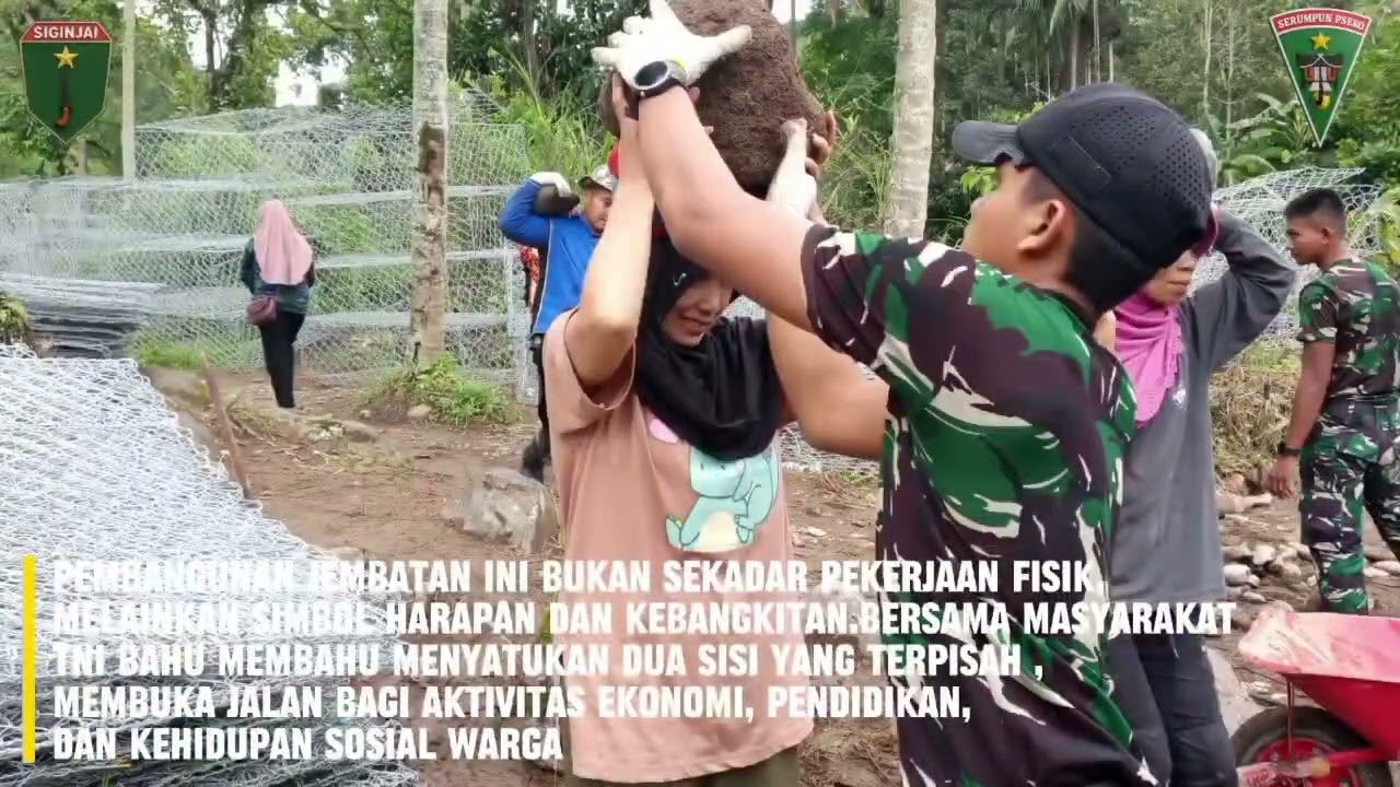 prajurit Yonif TP 896/SP menunjukkan semangat kebersamaan 