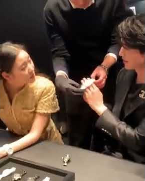 Lee Dong Wook , Kim Go Eun - Her reaction is so cute