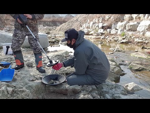<strong>Gold</strong> panning prospecting in <strong>korea</strong>