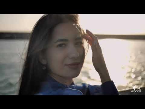 Porno chipta holda Emchaklarini tortadi va yalaydi.