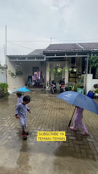 mandi hujan pakai payung besar #viral #happy #anak #funny #youtubeshorts #shorts #rain #love #play