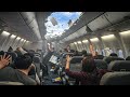Un aereo atterrato dopo che il soffitto si è squarciato