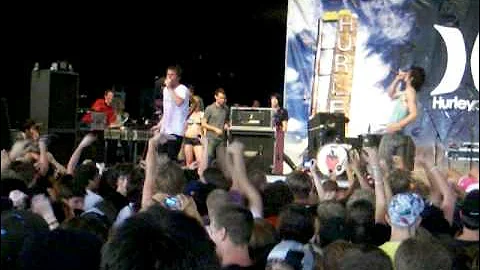 3OH!3 - Holler Til You Pass Out