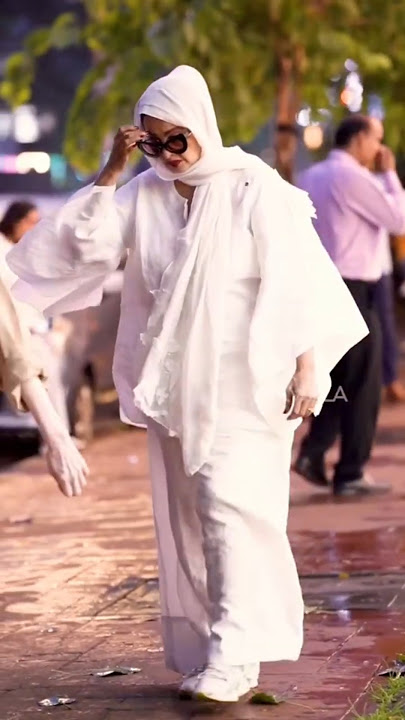 Rekha starts crying after hearing the news of Dharmendra's death #shortvideo