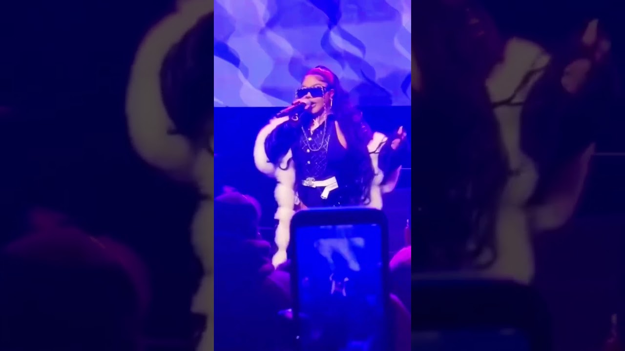 Lil’ Kim Performs Drugs Live At Apollo Theater