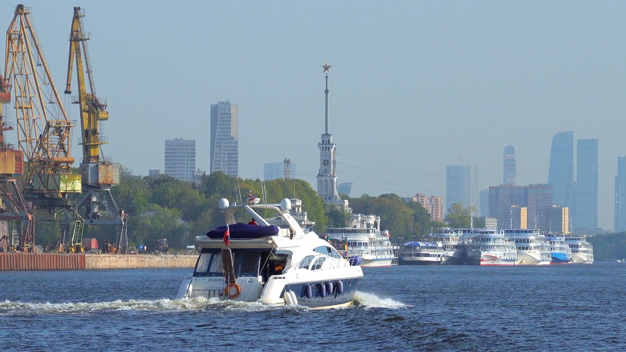 Yacht Azimuth 62 sails on the Khimki Reservoir