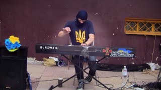 Піаніст-екстреміст Майдана в Мирнограді, Донецька область.