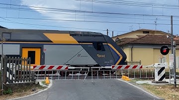 TOSCANI BLOCCATI!! qui passano QUATTRO TRENI ALLA VOLTA!! code INFINITE al passaggio a livello  