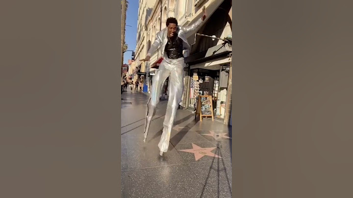 Stilt Walker Falls @ Hollywood Boulevard #ohno #stiltwalker #stilts #falling #fails #prank #pranks ￼