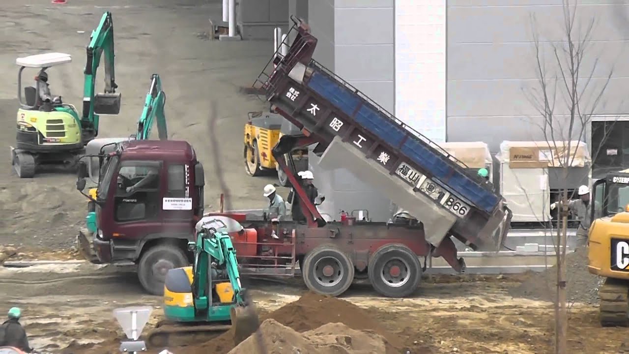 仕事車】大昭工業 大型ダンプ砕石荷下ろし1 - YouTube