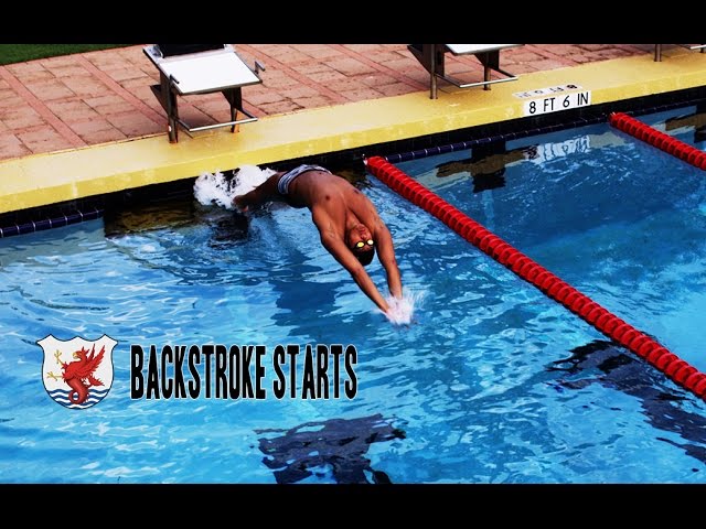 Atleta con gorra de natación y espalda de un hombre preparándose