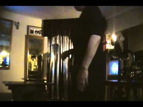 UN GATO EN LA OSCURIDAD - YouTube