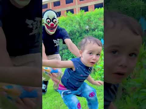 ألمخادع والبنت الصغيرة