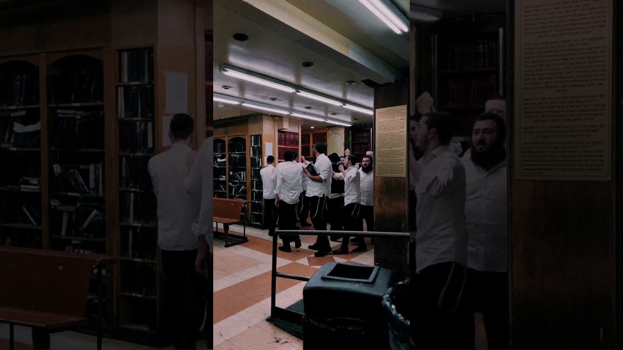 Bochurim dance before going on Shlichus (2)