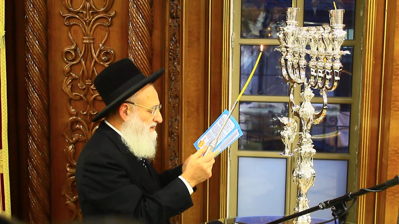 הרב ראובן אלבז בהדלקת נר חנוכה