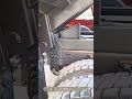 安全支柱の展開: 荷台落下を防ぐ三角形の堅牢防御