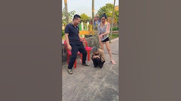 Cô bé dũng cảm giải cứu bà cụ nghèo khổ😱😱😱#shorts