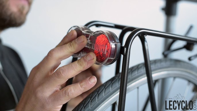 Installer l'éclairage d'un vélo avec dynamo dans le moyeu 1/2: éclairage  avant et câblage - YouTube