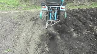 видео: Минитрактор малютка пашет 2х корпусным плугом картинка: Минитрактор малютка пашет 2х корпусным плугом