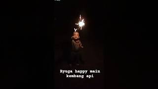 #masyaallah iu bahagia main kembangapi #cute #fireworks #light #night #sky