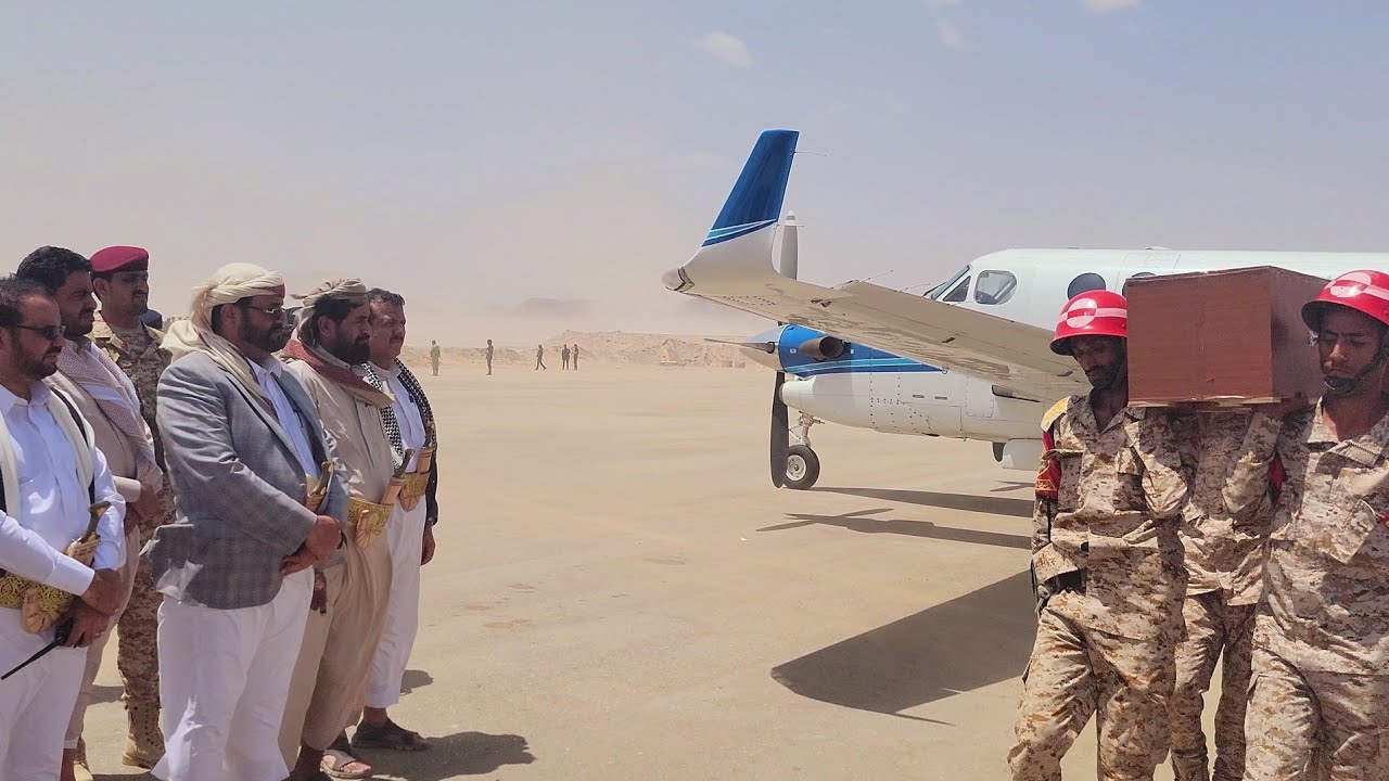 طائرة خاصة نقلت جثمان الشيخ مبارك بن غريب الى مطار مأرب و العرادة بمقدمة المستقبلين