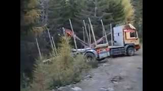 Holztransporter beim Wenden