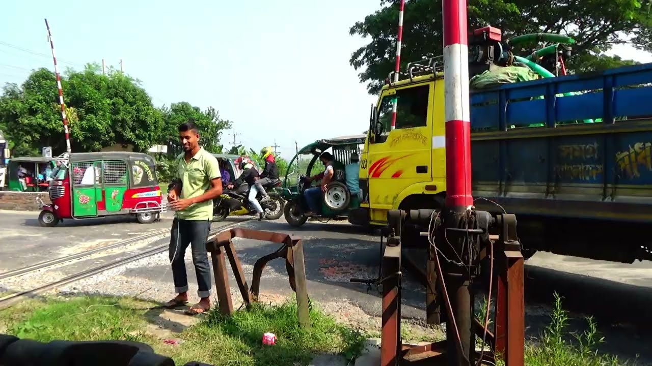 Kalni Express Train and Busy Railgate