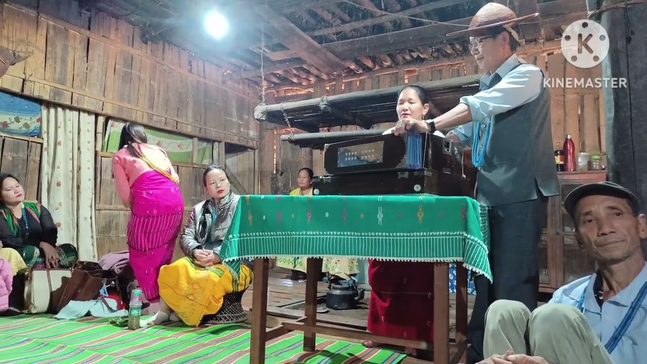 Dede Kali aa...song by ibi sora.Harmoniumist shri Jumpak Nyorak.