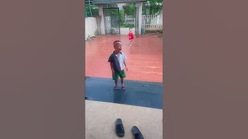 Cậu bé mũ vàng khóc nhè vì đòi ăn tăm cay mà bố bắt ăn trộm quả ổi #funny #videoshort