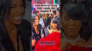 Kelly Rowland Giving Patti LaBelle Her Flowers 🌹 #fyp#kellyrowland#pattilabelle#rnblegends#viral