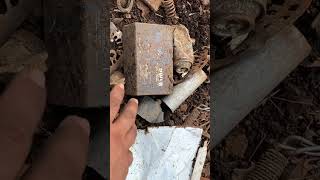 Trabalhando Com sucata reciclagem veio tanto de material jogado no meio do ferro
