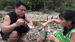 Survival Skills: Primitive Fishing Skills Catch Big Fish At Stream - Cooking Fish For Survival