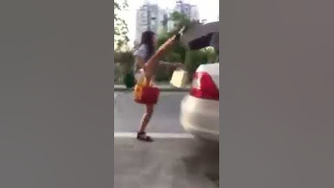 как закрыть багажник если руки заняты ))) а ты так сможешь?